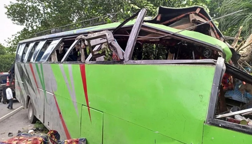 গোপালগঞ্জে বাস নিয়ন্ত্রণ হারিয়ে গাছে ধাক্কা, নিহত ৪