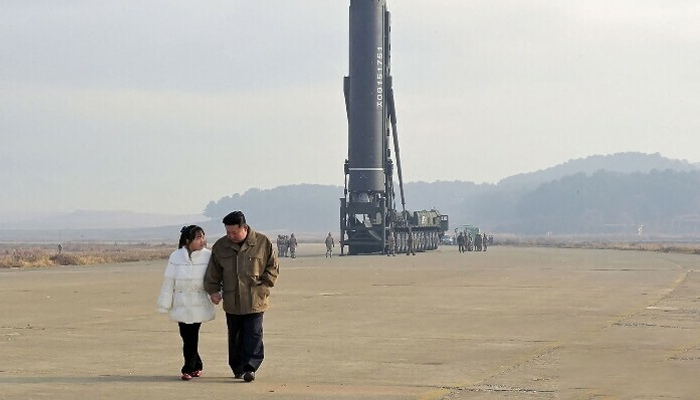 পারমাণবিক অস্ত্র ব্যবহারের হুমকি কিমের