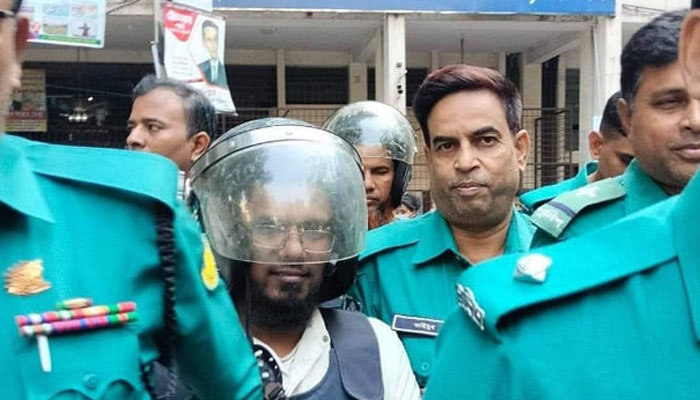 ডান্ডাবেড়ি পড়িয়ে আনা হলো আদালতে