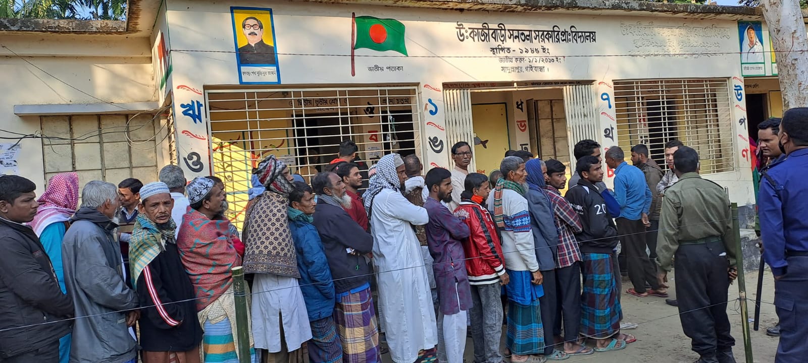 সাদুল্লাপুরের ৩ ইউনিয়নে ভোটগ্রহণ চলছে