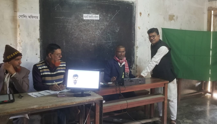 সাদুল্লাপুরের ৩ ইউনিয়নে ভোটগ্রহণ চলছে