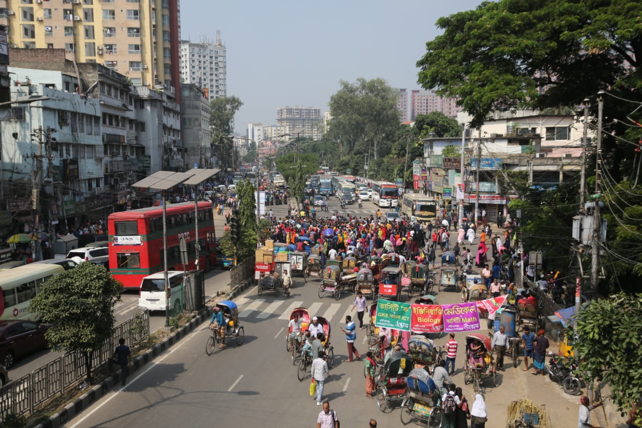 আরামবাগে গার্মেন্টস শ্রমিকদের অবরোধ