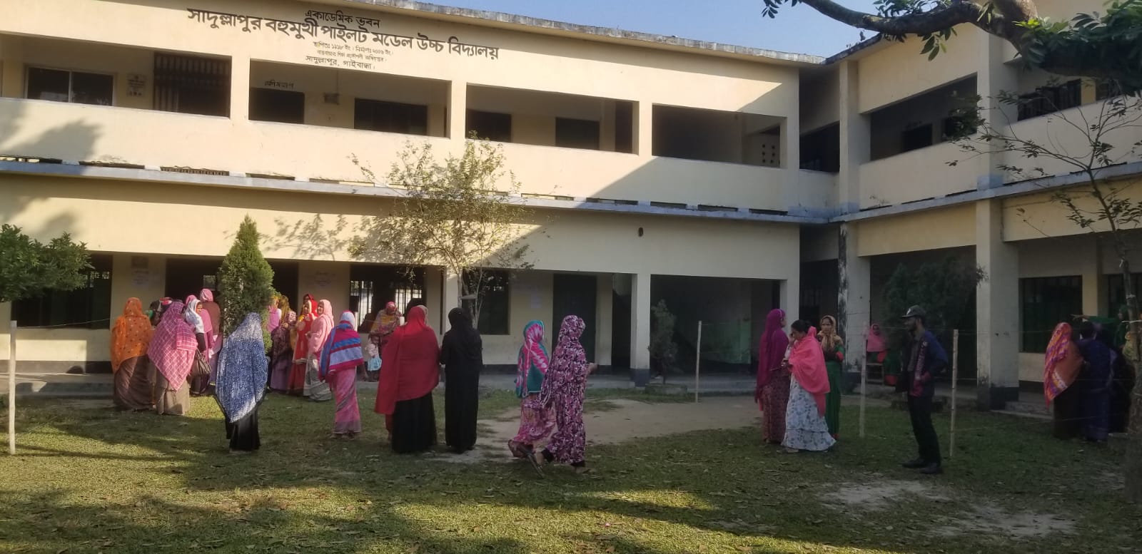 সাদুল্লাপুরের ৩ ইউনিয়নে ভোটগ্রহণ চলছে