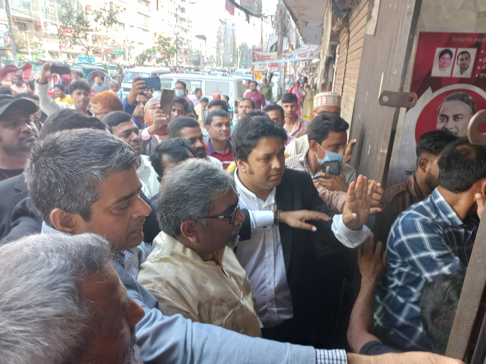 আইনজীবী নিয়ে বিএনপি কার্যালয়ে প্রিন্স