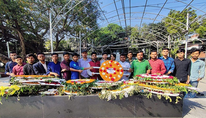বঙ্গবন্ধুর প্রতিকৃতিতে জবিসাসের আহ্বায়ক কমিটির শ্রদ্ধা