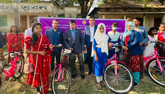 শান্তিগঞ্জে কিশোরীদের মাঝে বাইসাইকেল বিতরণ