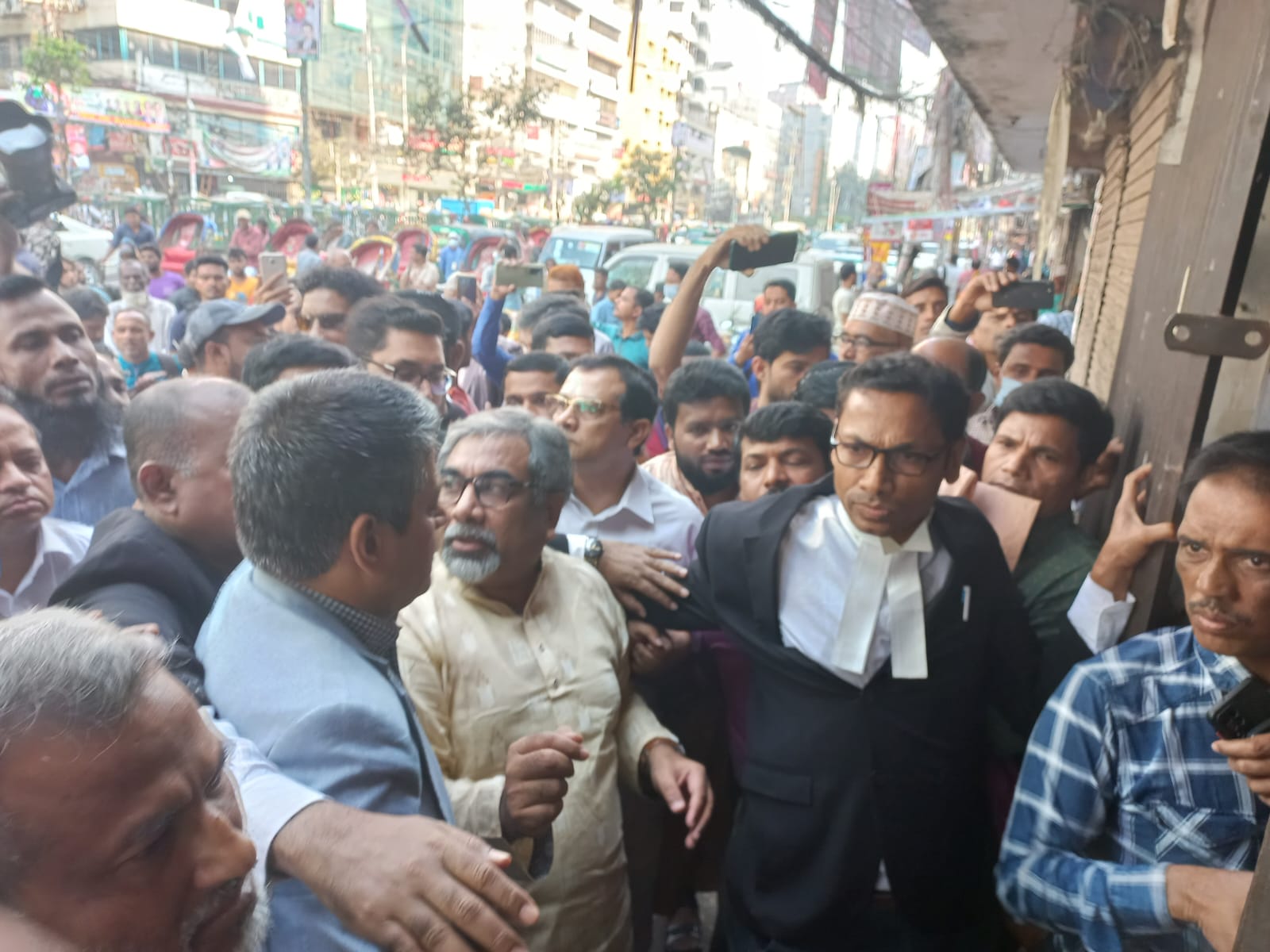 আইনজীবী নিয়ে বিএনপি কার্যালয়ে প্রিন্স