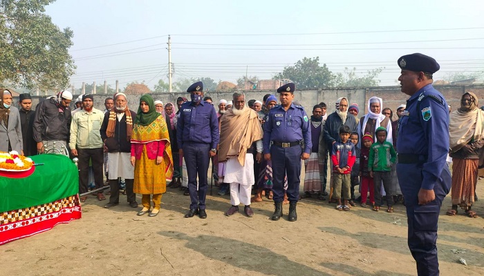 গোমস্তাপুরে রাষ্ট্রীয় মর্যাদায় বীর মুক্তিযোদ্ধার দাফন সম্পন্ন