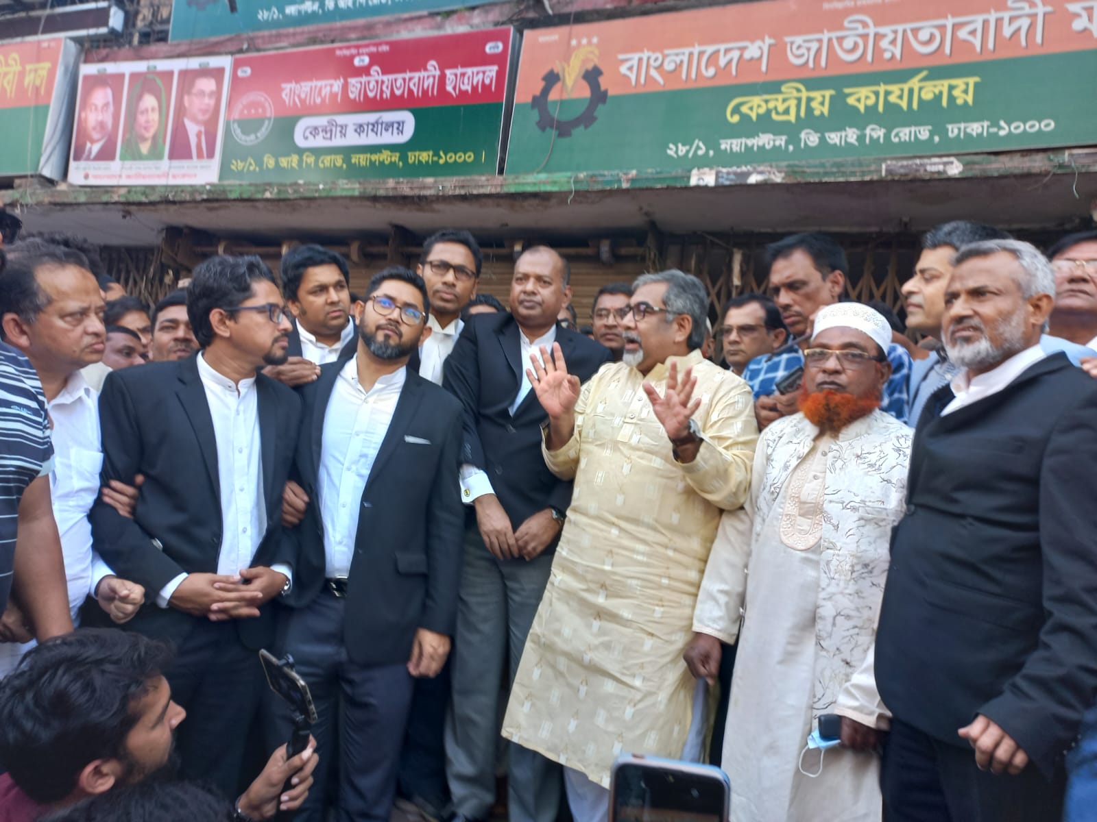 আইনজীবী নিয়ে বিএনপি কার্যালয়ে প্রিন্স