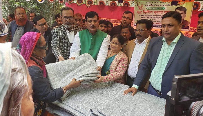 ডা. দিলীপ রায়ের কম্বল বিতরণ