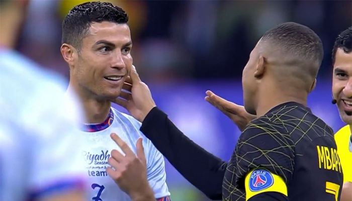 বল বাঁচাতে গিয়ে রোনাল্ডোর মুখেই ঘুষি মারেন নাভাস