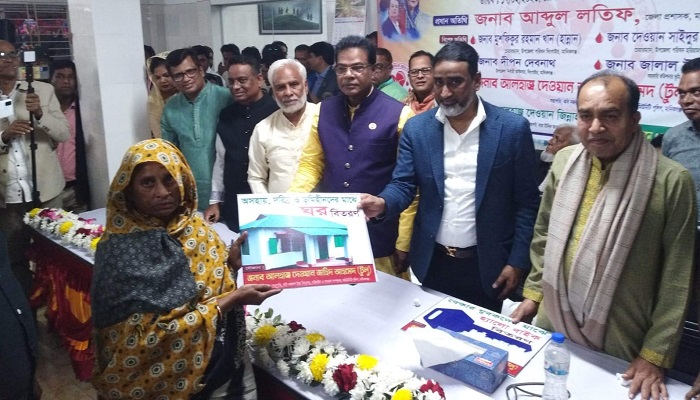 সিংগাইরে ঘর ও হ‍্যালোবাইক দিলেন শিল্পপতি টুলু