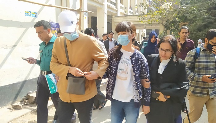 জাপানি ছোট মেয়ে একদিন বাবার কাছে, একদিন মায়ের কাছে থাকবে