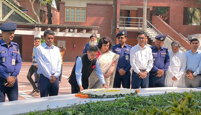 টুঙ্গিপাড়ায় বঙ্গবন্ধুর প্রতি শ্রদ্ধা জানালেন ভারতীয় হাইকমিশনার