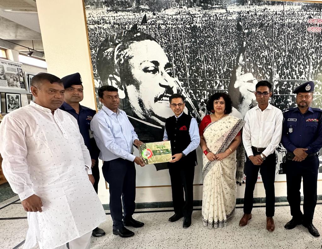টুঙ্গিপাড়ায় বঙ্গবন্ধুর প্রতি শ্রদ্ধা জানালেন ভারতীয় হাইকমিশনার
