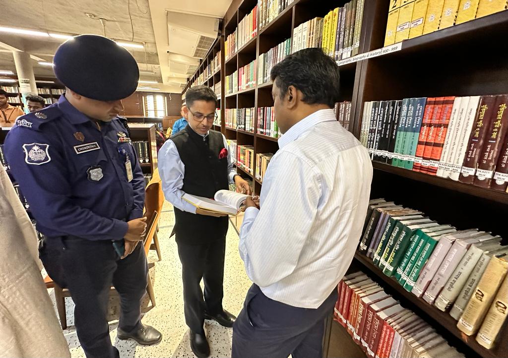 টুঙ্গিপাড়ায় বঙ্গবন্ধুর প্রতি শ্রদ্ধা জানালেন ভারতীয় হাইকমিশনার