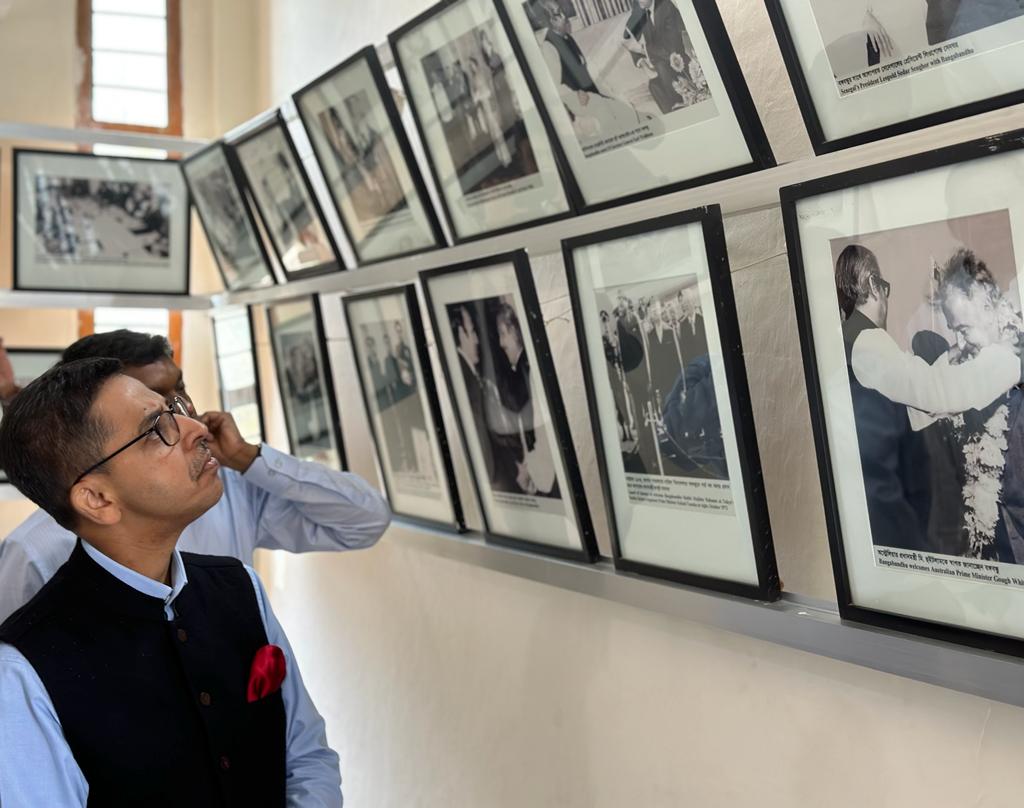 টুঙ্গিপাড়ায় বঙ্গবন্ধুর প্রতি শ্রদ্ধা জানালেন ভারতীয় হাইকমিশনার