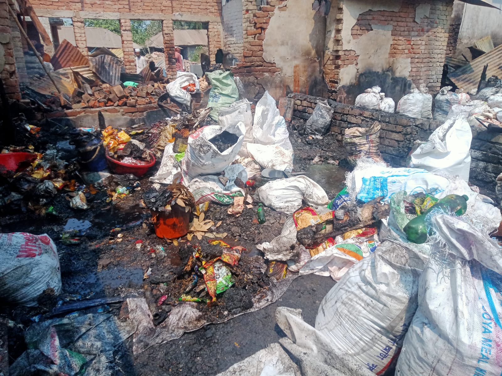 মাগুরায় পৃথক অগ্নিকাণ্ডে ১৬ দোকান-বসতি পুড়ে ছাই