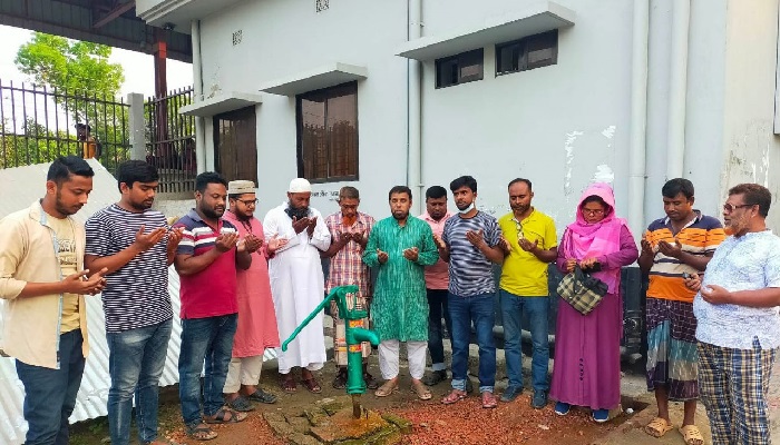 ঝিকরগাছায় ইউনিটি ক্লাবের পক্ষ থেকে নলকূপ স্থাপন