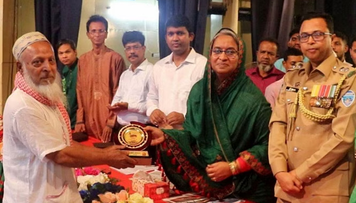 ‘শেখ হাসিনার নেতৃত্বে আজ ভিক্ষুকের হাত থেকে দাতার হাতে পরিণত হয়েছি’