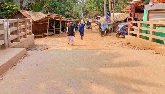 এপ্রোচ নেই সড়কে, চরম দুর্ভোগে সাধারণ মানুষ