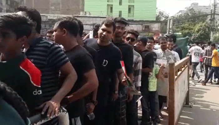 কঠোর নিরাপত্তায় মাঠে প্রবেশ করছেন দর্শকরা