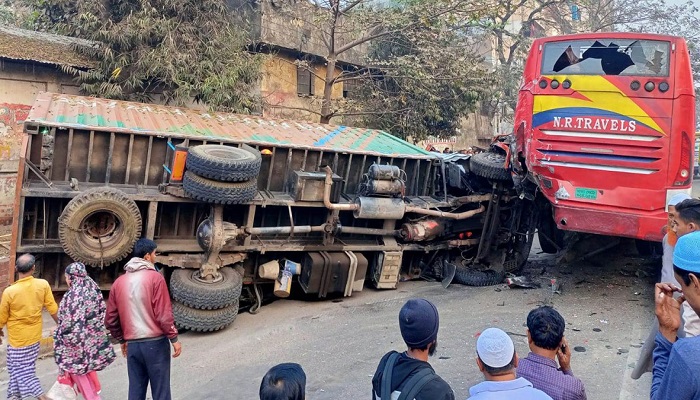 রাজধানীতে নিয়ন্ত্রণ হারালো কাভার্ড ভ্যান, পথচারী নিহত