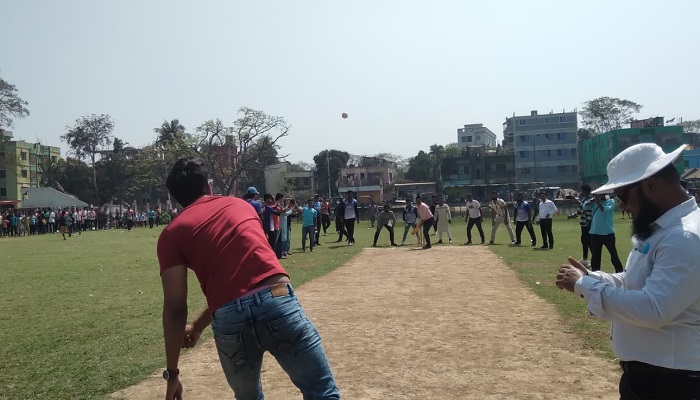 নায়কের বলে ক্রিকেটার হাঁকালেন ছক্কা!