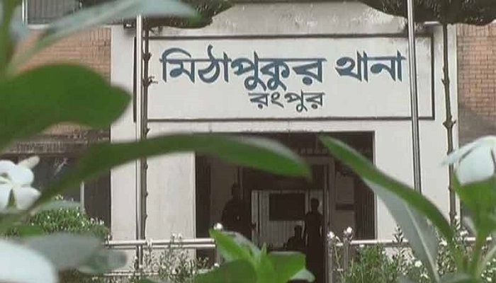 আপত্তিকর অবস্থায় হাতেনাতে ধরা কিশোর-কিশোরী
