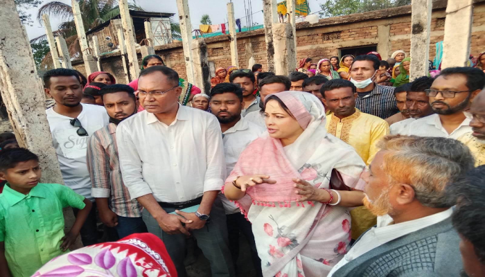 জামালগঞ্জে অগ্নিকাণ্ড: ক্ষতিগ্রস্তদের অনুদান সেলিমের