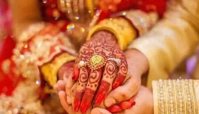 বিয়ের দাবিতে প্রেমিকের বাড়িতে তরুণীর অনশন