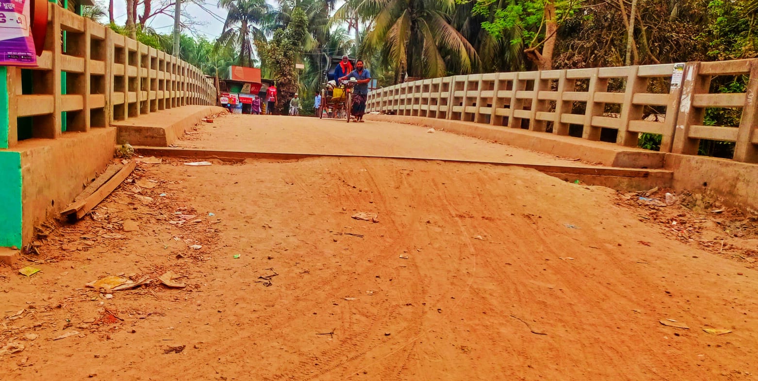 এপ্রোচ নেই সড়কে, চরম দুর্ভোগে সাধারণ মানুষ