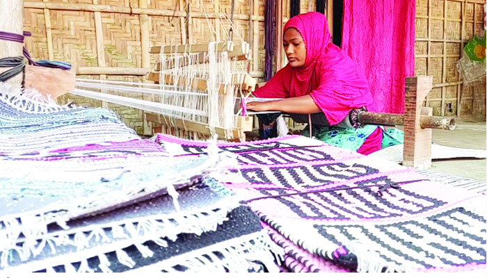 পাপোশ তৈরি করে স্বাবলম্বী : ঠাকুরগাঁওয়ের ল²ীপুর গ্রাম দারিদ্র্যমুক্ত হচ্ছে