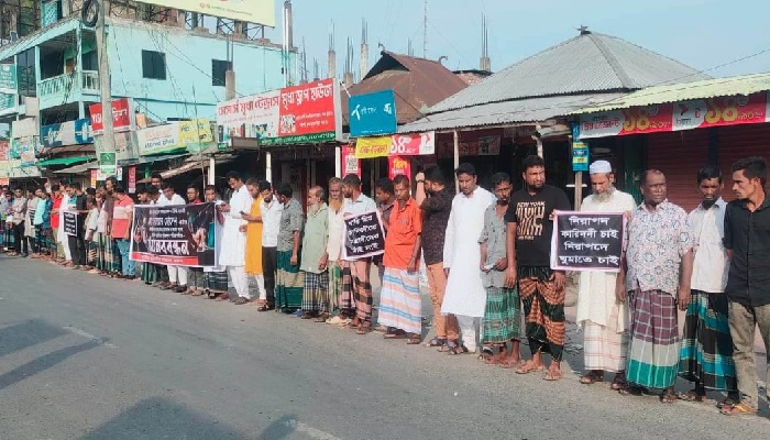 বোয়ালমারীতে স্কুল সভাপতিকে কুপিয়ে জখম, প্রতিবাদে মানববন্ধন