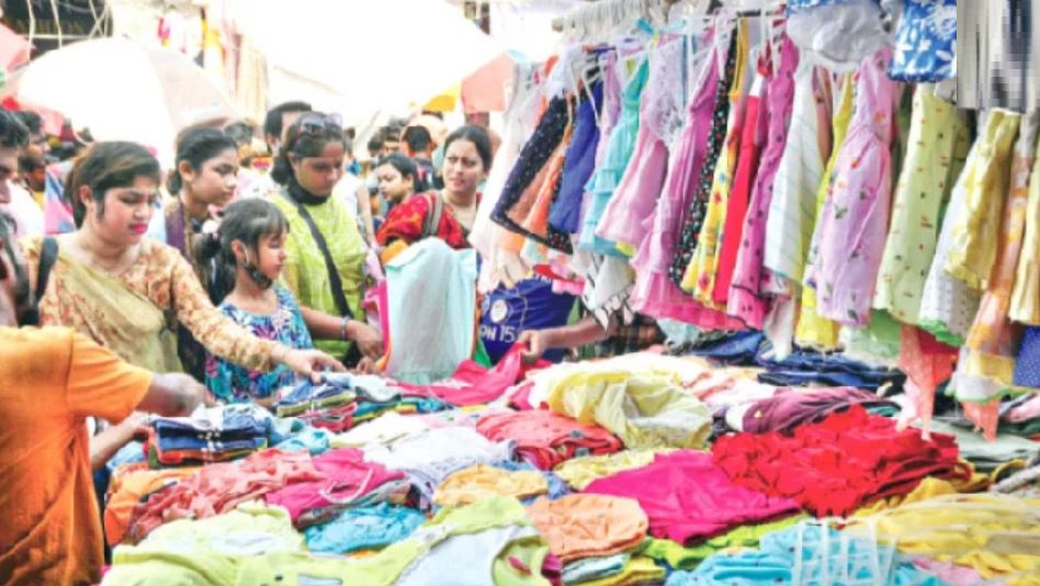 ক্রেতাদের উপচে পড়া ভিড় তবু আক্ষেপ ব্যবসায়ীদের