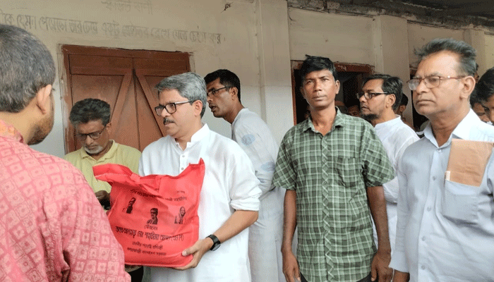 পররাষ্ট্র প্রতিমন্ত্রীর খাদ্য সামগ্রী পেলো অসহায় পরিবার