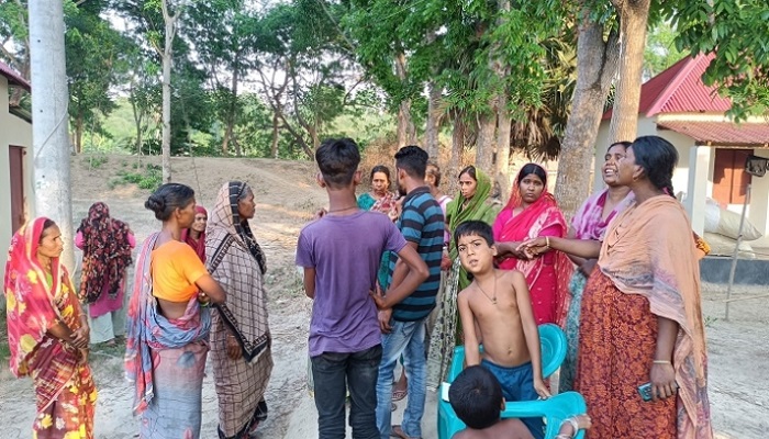 আলফাডাঙ্গায় প্রতারণার ফাঁদে আশ্রয়ণ প্রকল্পের বসবাসকারীরা!