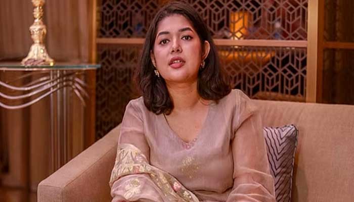 আলোচনায় ‘চিফ হিট অফিসার’ বুশরা আফরিন