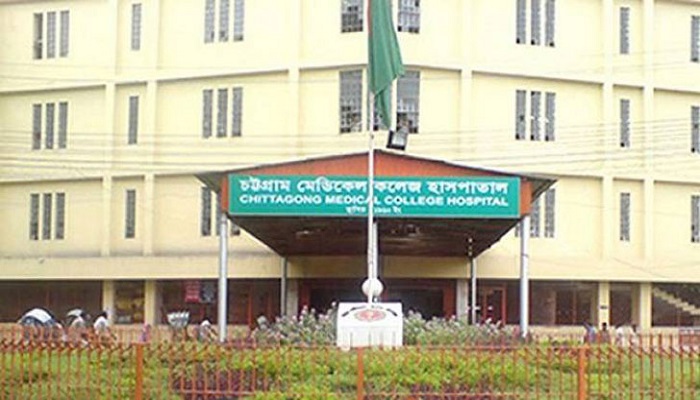 ফটিকছড়িতে সৎমাকে কুপিয়ে জখম করছে সন্তান