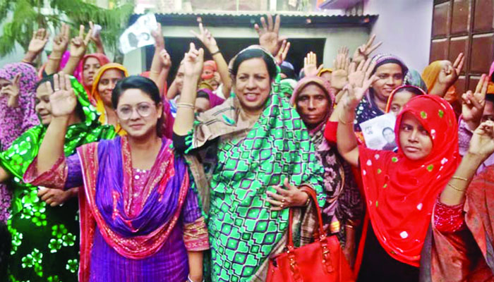 বরিশাল সিটি নির্বাচন: ভোটার টানতে প্রচারে নারীরা