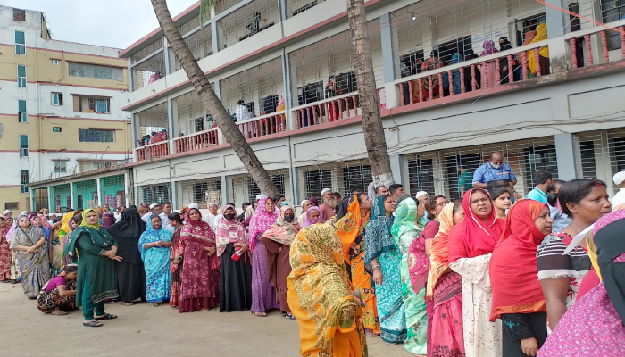 গাজীপুরের নির্বাচন: নারী ভোটারদের দীর্ঘ লাইন