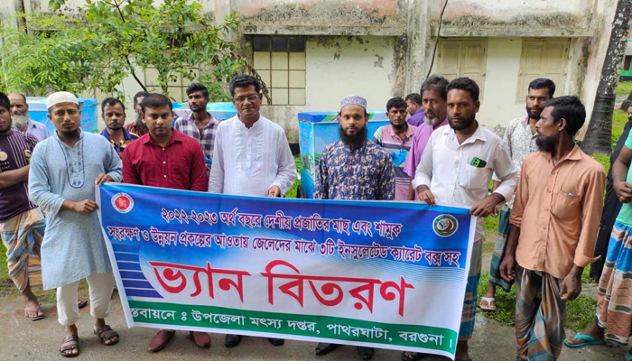 পাথরঘাটায় ৭৮ জেলেকে বৈধ জালসহ ৩টি কাভার্ড ভ্যান বিতরণ