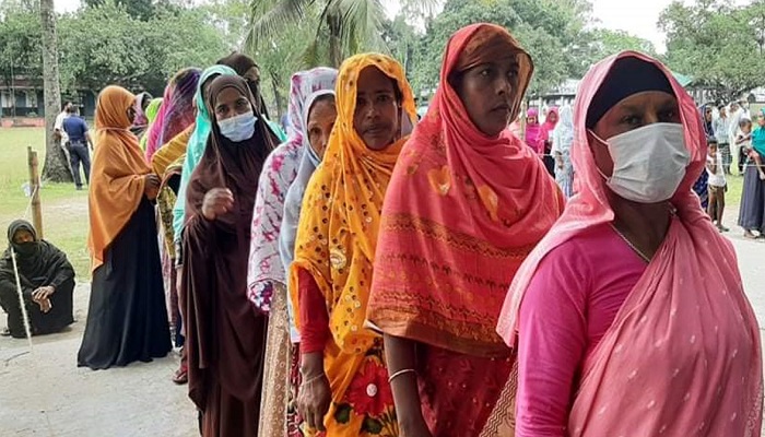 বেলা বাড়ছে, ভোটার বাড়ছে