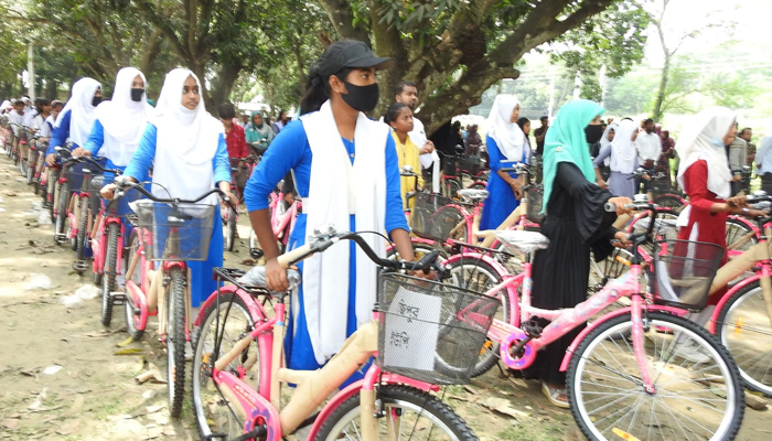 মাগুরায় বাইসাইকেল পেল ১৯২ নারী শিক্ষার্থী