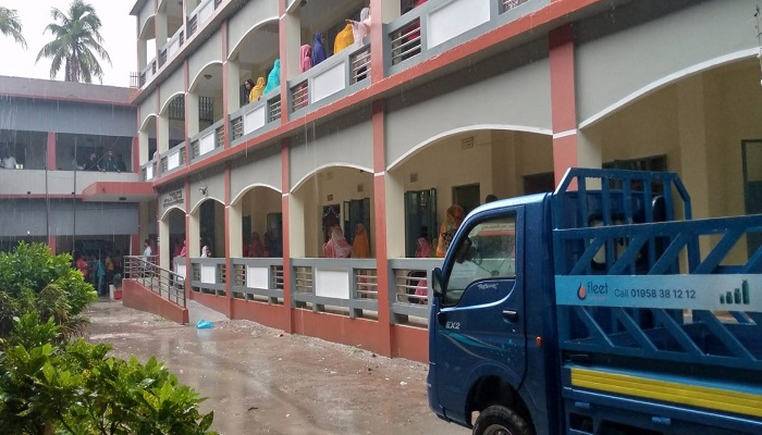 রাজশাহীতে ঝুম বৃষ্টি, বিড়ম্বনায় ভোটাররা