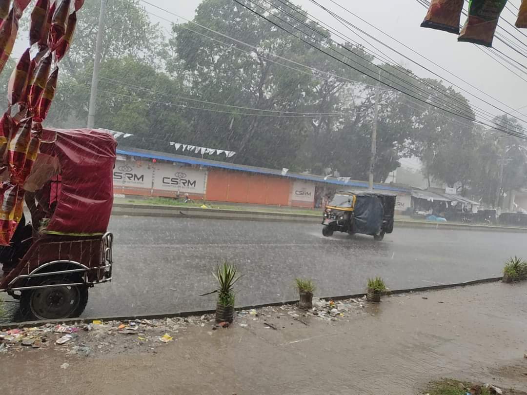 রাজশাহীতে ঝুম বৃষ্টি, বিড়ম্বনায় ভোটাররা
