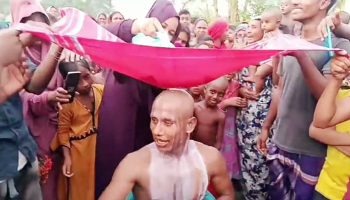 প্রেমে ছ্যাকা খেয়ে যুবকের দুধ দিয়ে গোসল