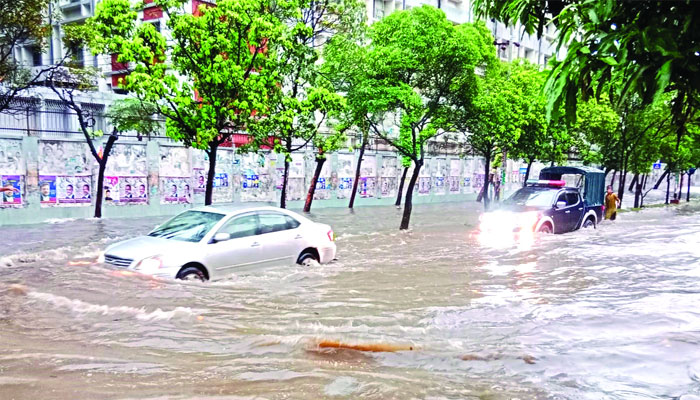 ভারি বর্ষণে জলাবদ্ধতা, নগরবাসীর দুর্ভোগ