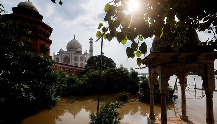 তাজমহলের দেয়াল ছুঁয়েছে যমুনার পানি