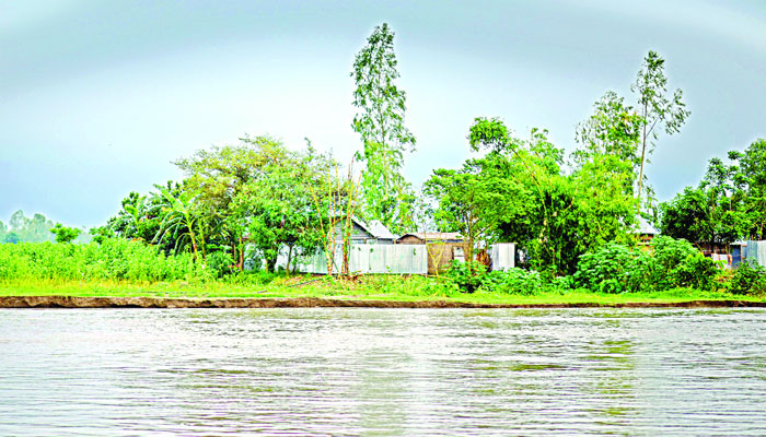 সুনামগঞ্জে পানি কমেছে দুর্ভোগ কমেনি মানুষের